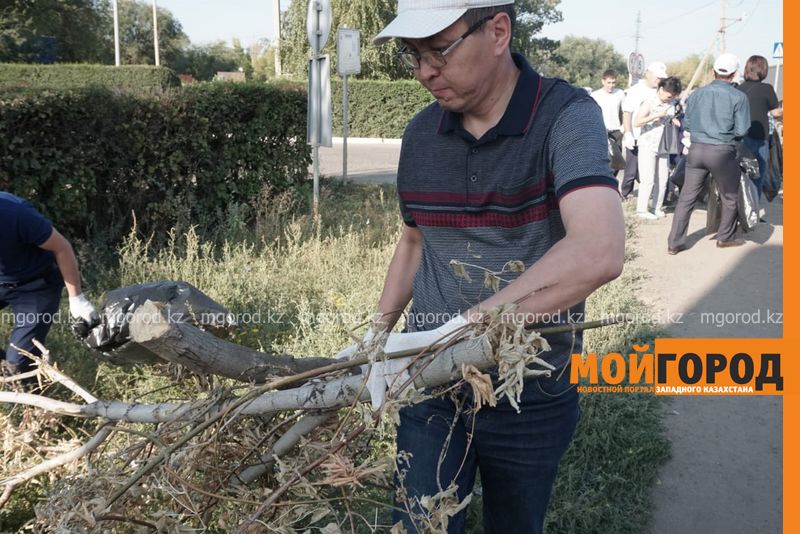 Новый аким Уральска принял участие в субботнике