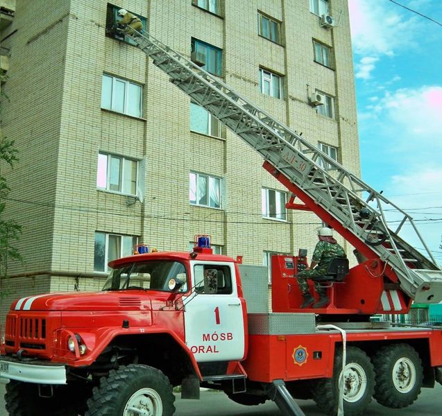 20 жителей многоэтажки эвакуировали пожарные в Уральске