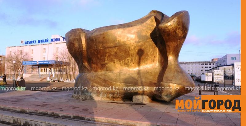 В Атырау поменял месторасположение знаменитый памятник асыку