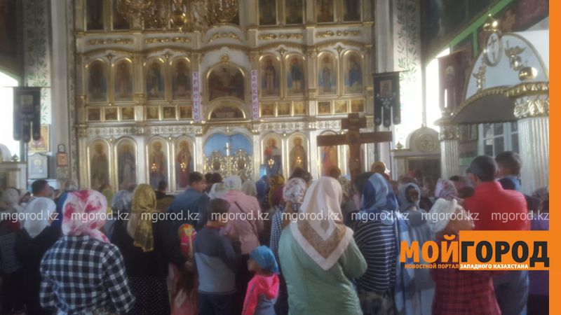 Десятки школьников и студентов Атырау пришли в Успенский собор