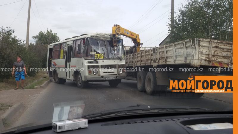 Пассажирский автобус столкнулся с подъемным краном в Уральске