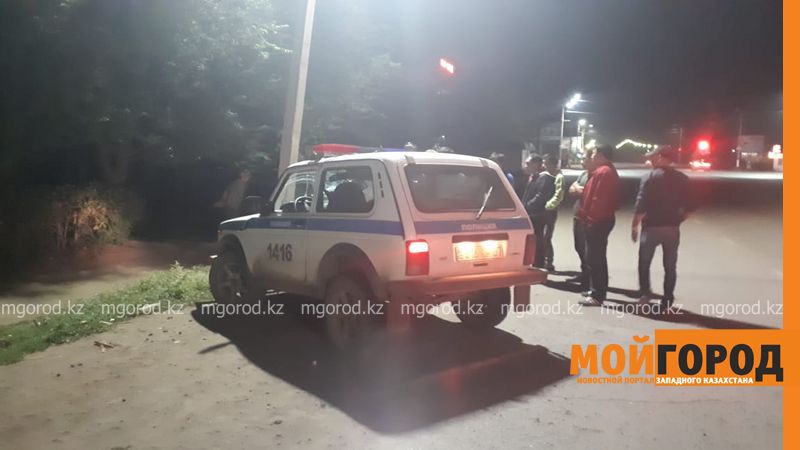 Полицейский на служебной машине врезался в столб в Уральске (фото, видео)