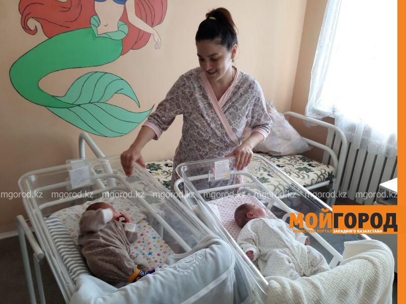 Жительницу Уральска, родившую двойню с разницей в два месяца, пригласили на Первый канал