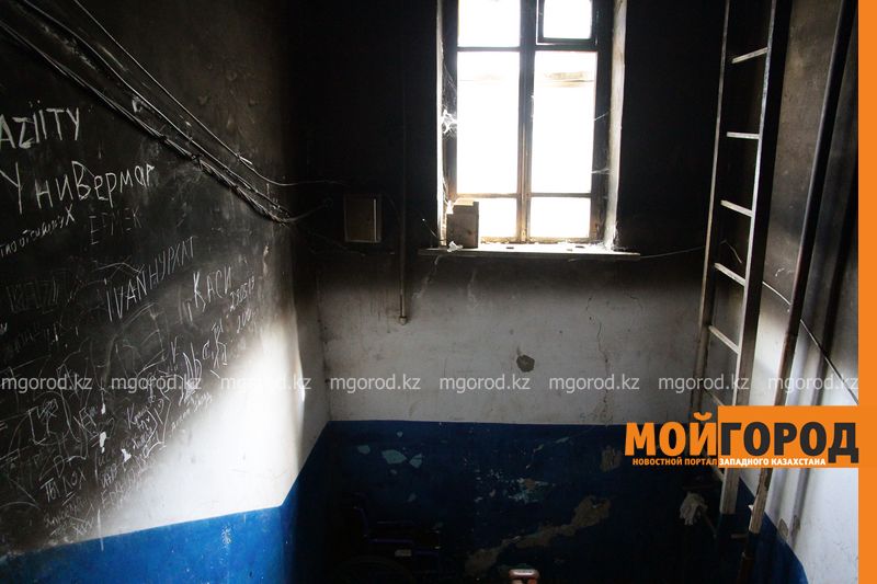 Уральцы вынуждены жить в обгоревшей двухэтажке