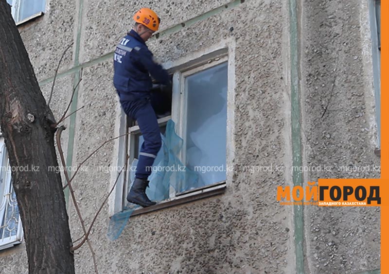 Трехлетний ребенок сидел на окне шестого этажа в Уральске
