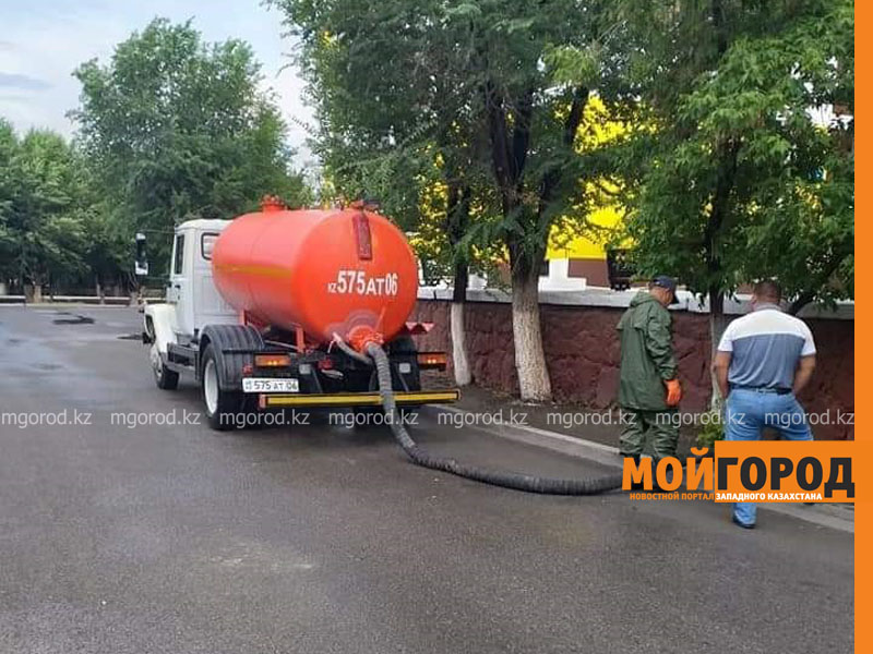 В Атырау начали откачку воды из-за ливня