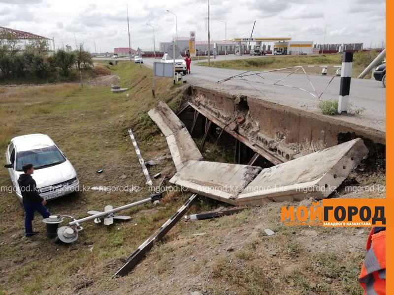 Автомобиль снес бетонное ограждение в Аксае