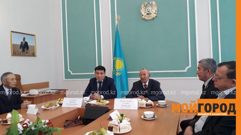 Аким Бурлинского района встретился с ветеранами труда