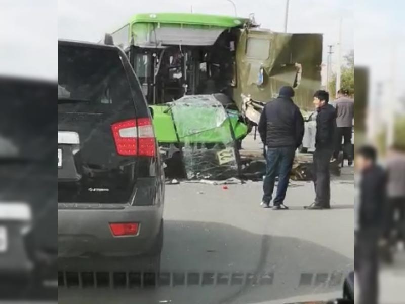Пассажирский автобус столкнулся с ЗИЛом в Атырау (видео)