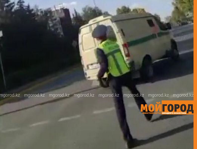 Уволить из ОВД могут сотрудника, разбившего жезл об автомобиль в Уральске