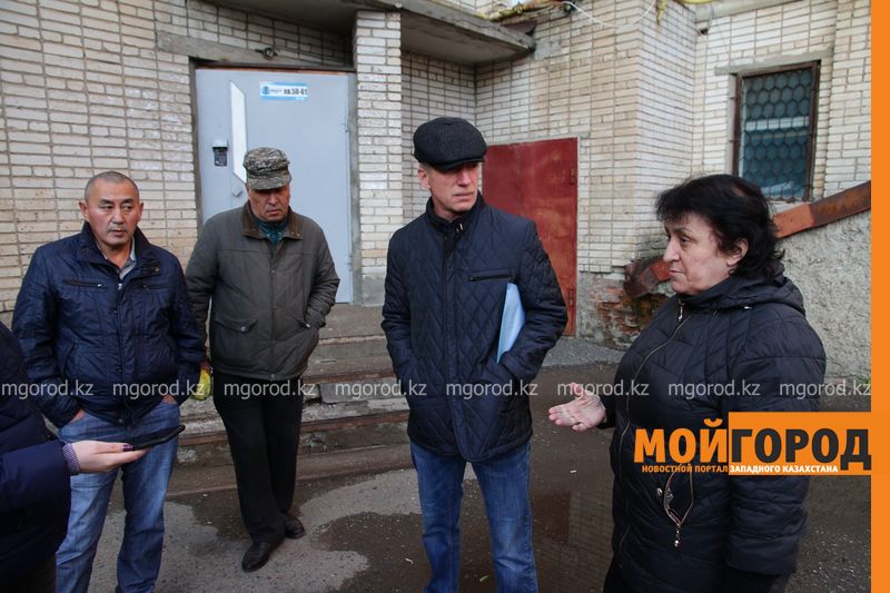На запах еды и вонь из подвала жалуются жильцы пятиэтажки в Уральске