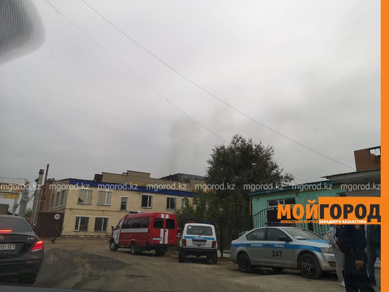 Заброшенное здание горит в Уральске