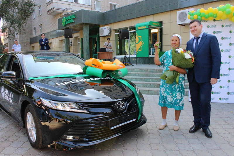Жительница ЗКО стала счастливым обладателем автомобиля Toyota Camry