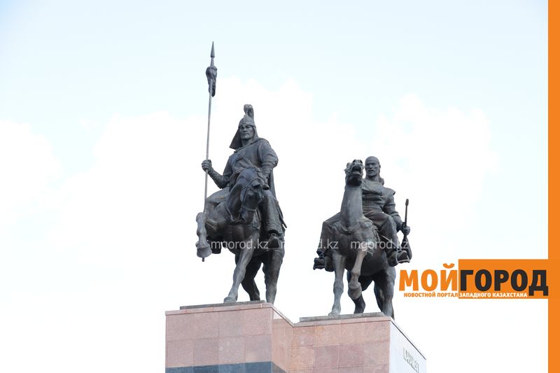 В ЗКО открыли памятник Исатаю и Махамбету