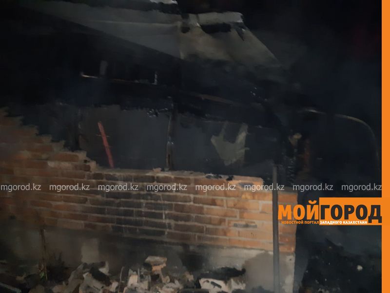 Три человека сгорели на даче в Уральске