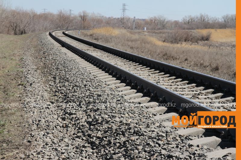 В Уральске мужчину сбил поезд