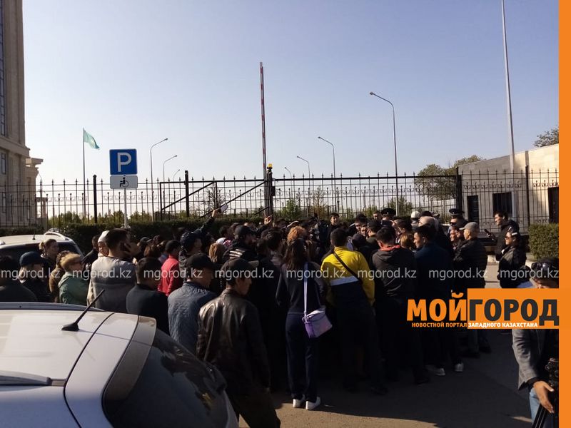 В Актобе родные полицейских, осужденных за пытки, вышли к зданию прокуратуры