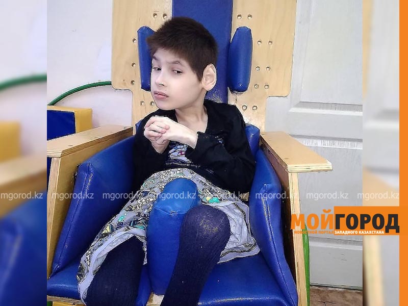 Хочу, чтобы сын начал ходить и разговаривать - мама больного мальчика из Уральска