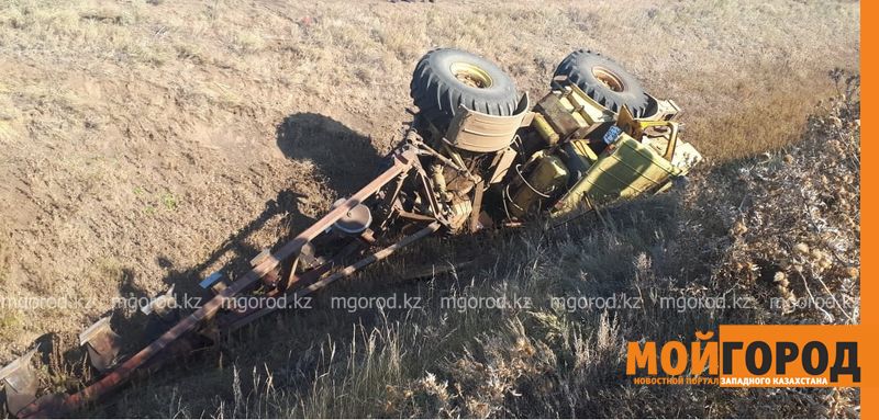 Помощь спасателей понадобилась для вызволения мужчины из опрокинутого трактора в ЗКО