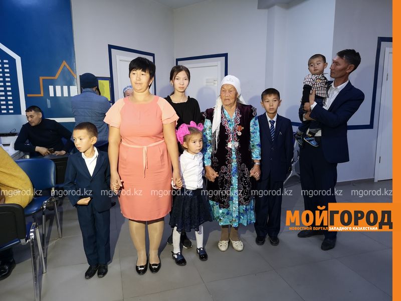 Многодетная семья по программе «Бақытты отбасы» получила квартиру в Уральске