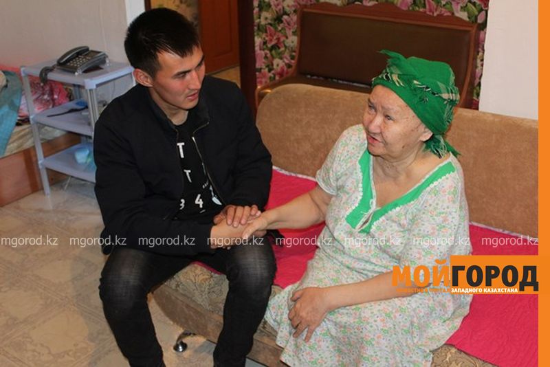 В Актобе гулявший с семьей пожарный, увидев горящий дом, спас людей