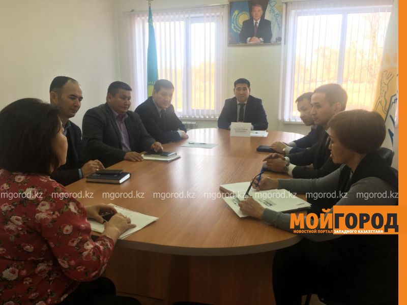 Аким Бурлинского района провел прием граждан