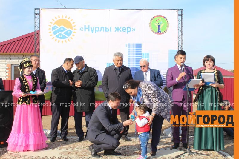 В районе Байтерек многодетным семьям вручили ключи от квартир