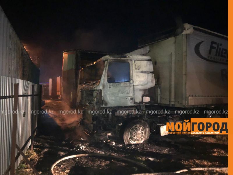 Большегруз с двумя прицепами сгорел в Уральске (фото)