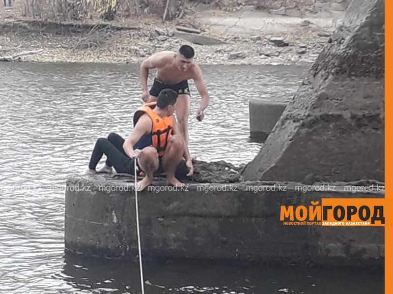 В Уральске девушка сбросилась с моста в реку Чаган (фото, видео)