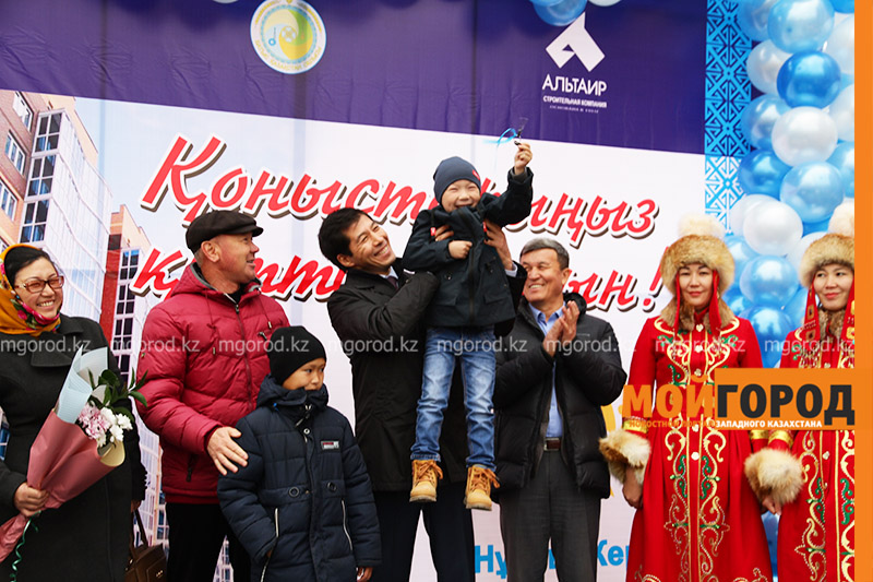 Многодетные семьи из Уральска получили новые квартиры