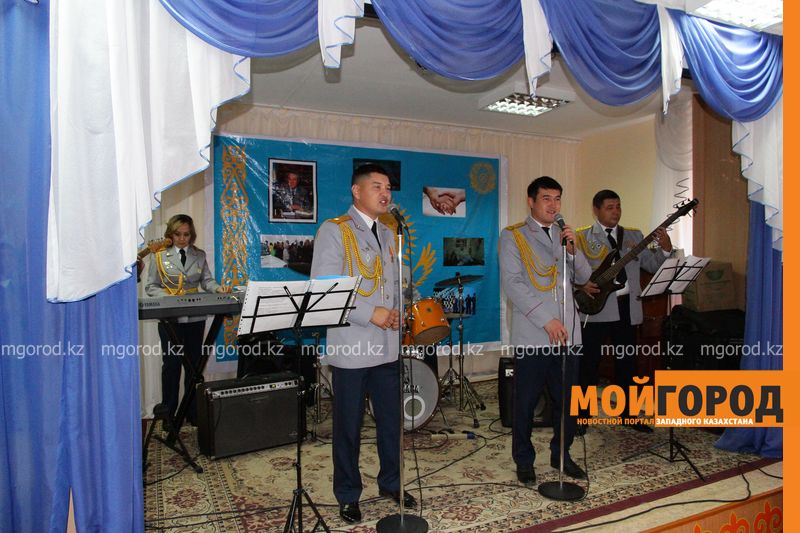 Для постояльцев Дома престарелых полицейские ЗКО провели концерт