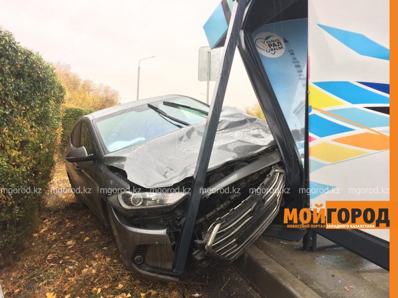 Hyundai Elantra врезалась в остановку в Уральске (фото)