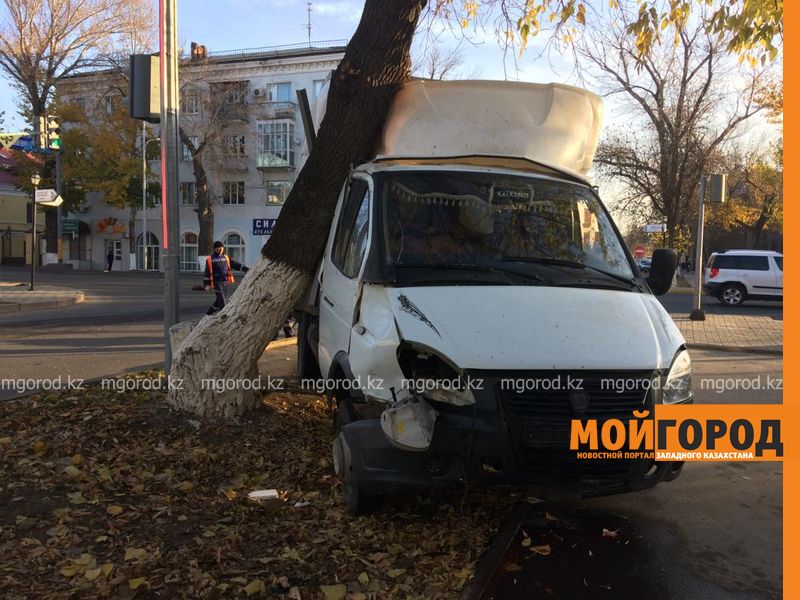 «Газель» столкнулась с легковым авто в Уральске