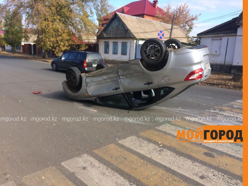 В Уральске перевернулся легковой автомобиль