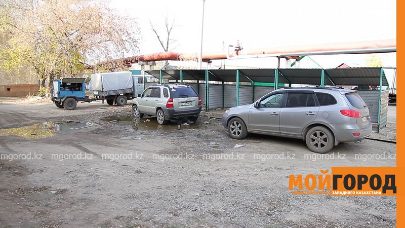 Уральцы автомобилями перекрыли дорогу к мусорным контейнерам (фото, видео)