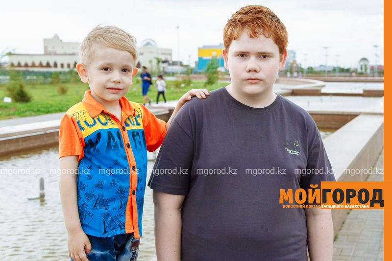 Из-за тяжелой болезни мальчик из Уральска редко ходит в школу, но все равно учится на одни «пятерки» (фото)