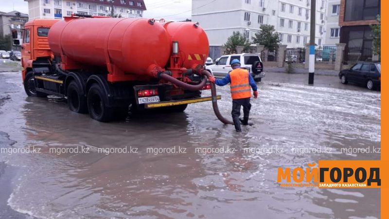684 кубометра дождевой воды откачали в Атырау