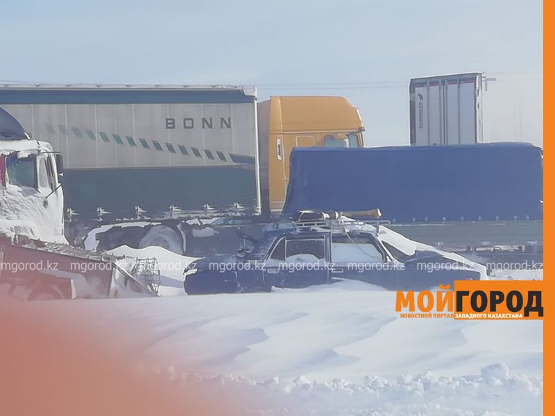 Из-за сильнейшего бурана около 200 машин застряли в Актюбинской области (фото, видео)