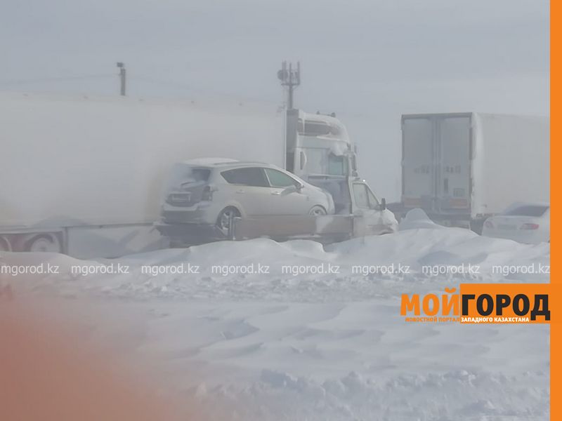 На трассе в Актюбинской области умер гражданин Таджикистана