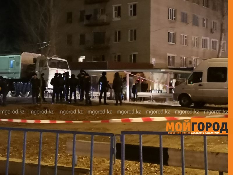 В Уральске завершилась операция по вызволению заложницы: женщину забрали на скорой