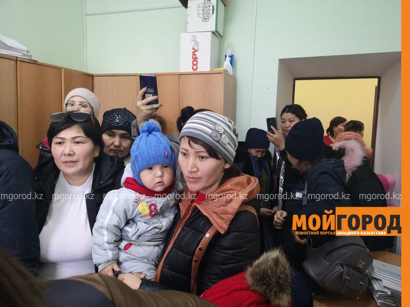 Десятки женщин устроили скандал в отделе занятости Уральска из-за задержки АСП (фото, видео)
