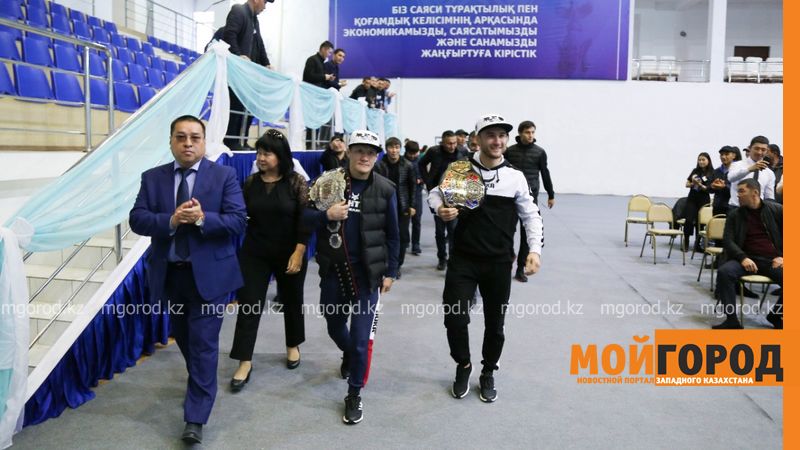 Жители Атырау подарили чемпионам мира скакунов