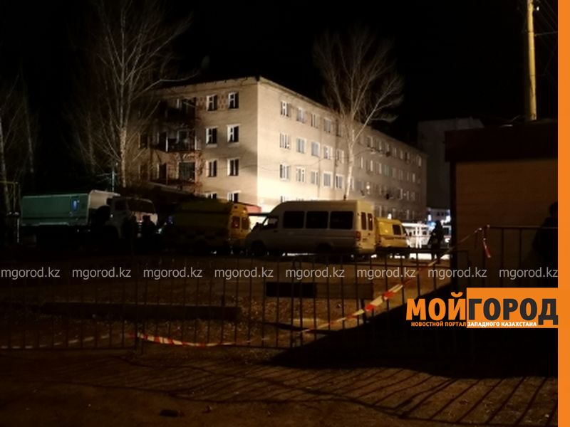 В Уральске пятый час продолжаются переговоры с мужчиной, захватившим жену в заложники