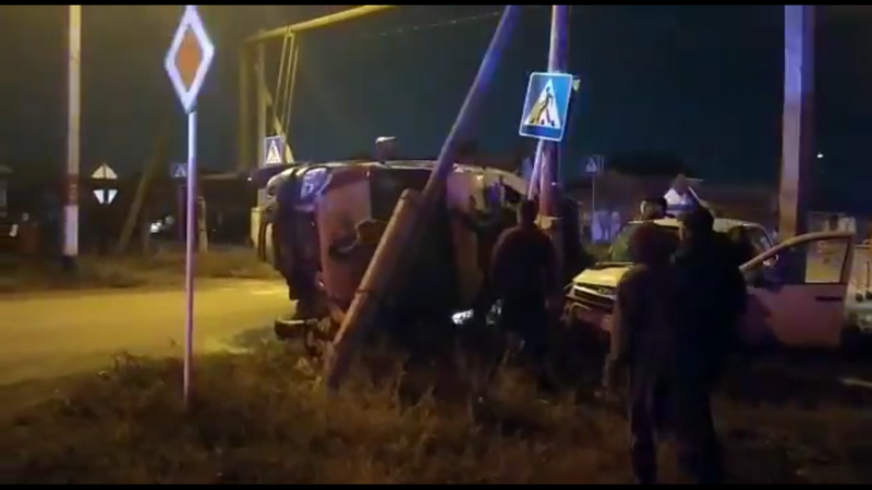 Машина скорой помощи перевернулась в Уральске (видео)