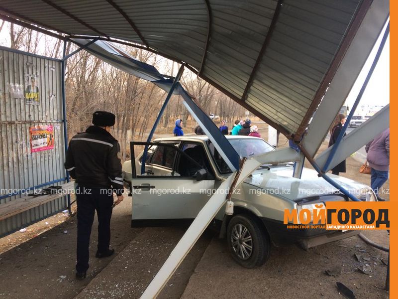 В Уральске легковой автомобиль врезался в остановку (фото)