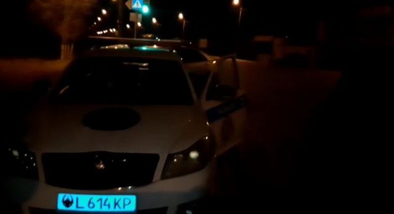 Полицейский на патрульной машине сбил девушку в Уральске (видео)