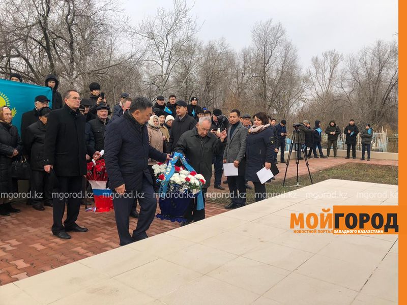 Землю с братских могил ЗКО передали в Российскую Федерацию