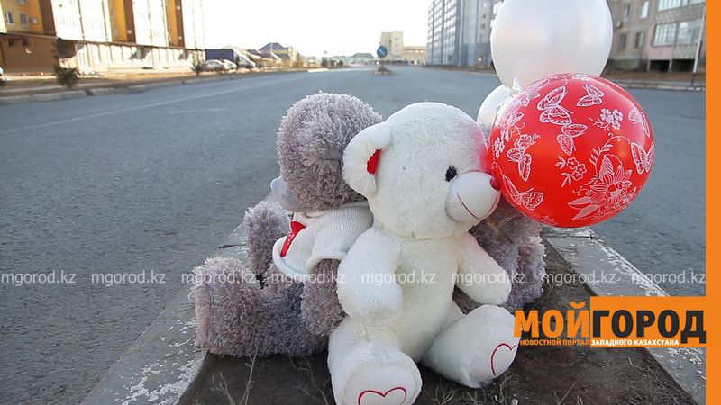 Ученики и родители возложили игрушки к месту гибели школьницы в Уральске