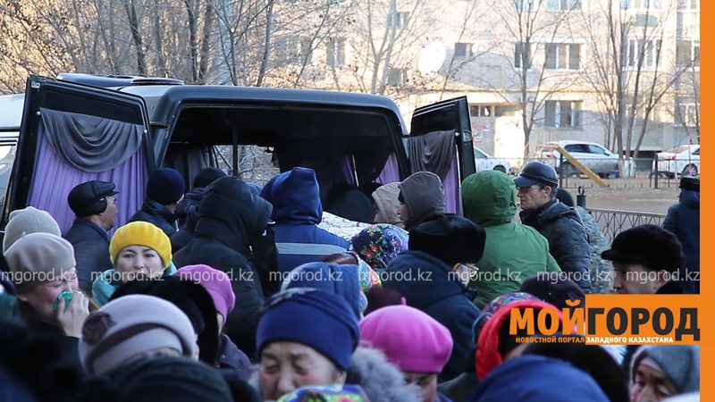 Сотни уральцев пришли на похороны погибшей в ДТП девочки