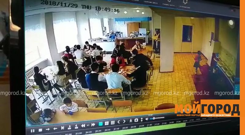 В ЗКО на школьницу упала штукатурка (видео)